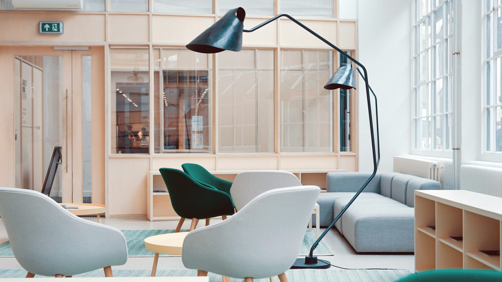 Sıcak ışıklı loft tarzı oturma alanı